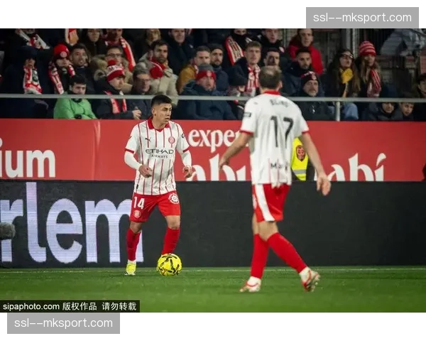 即时战报：赫罗纳vs塞维利亚，多夫比克头球破门助主队半场1-0领先