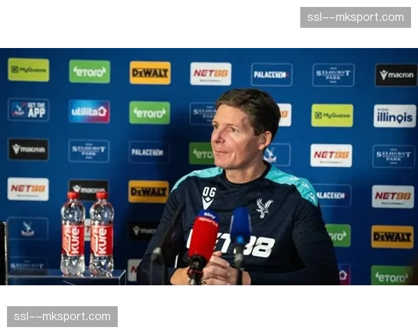 水晶宫主帅格拉斯纳:解释其改良版三中卫体系如何平衡防守密度与出球