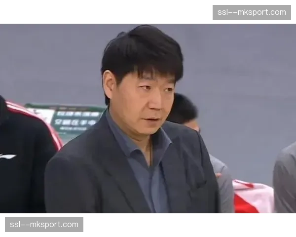 赛后更衣室:邱彪为队员播放剪辑视频,强调执行力 赛后更衣室:邱彪为队员播放剪辑视频,强调执行力