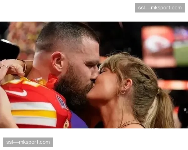 场边观赛的NFL巨星特拉维斯·凯尔斯成为转播焦点,跨界流量反哺女篮商业生态 场边观赛的NFL巨星特拉维斯·凯尔斯成为转播焦点,跨界流量反哺女篮商业生态
